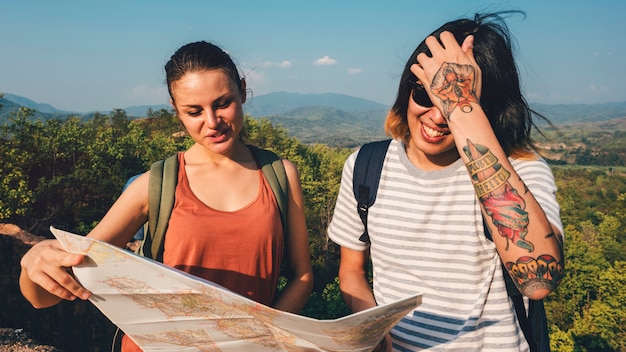 Jovem casal em uma aventura