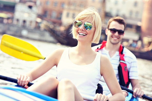 jovem casal em uma canoa visitando Gdansk na Polônia