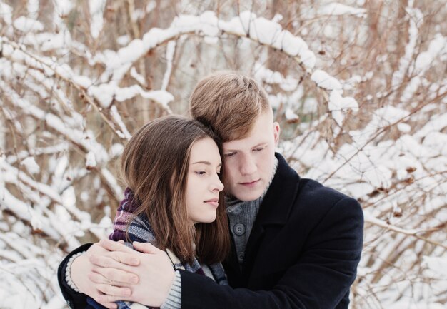 Jovem casal em winter park