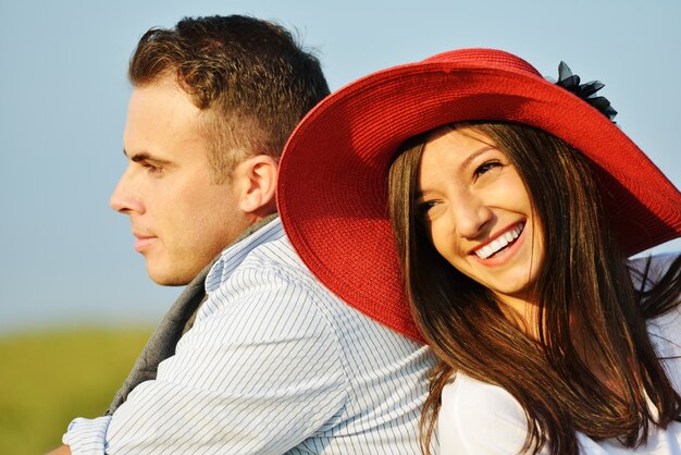 Jovem casal encantador na natureza