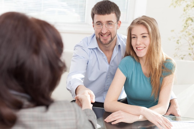 Jovem casal encontrando consultor financeiro