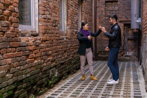 Jovem casal ensaiando uma dança no antigo beco