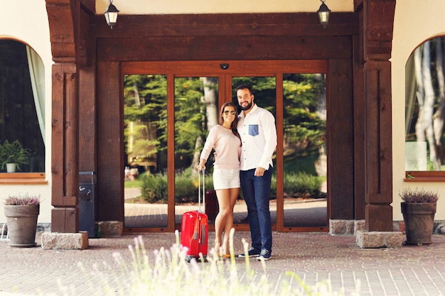 jovem casal entrando no hotel