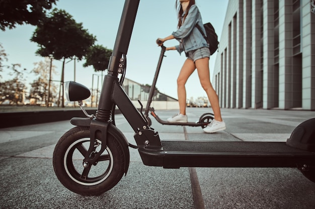 Jovem casal está fazendo uma composição interessante de suas scooters enquanto posava para o fotógrafo.