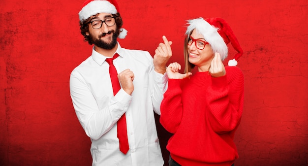 Jovem casal expressando o conceito de natal. casal e plano de fundo em diferentes camadas