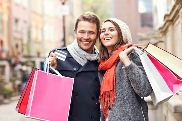 jovem casal fazendo compras na cidade