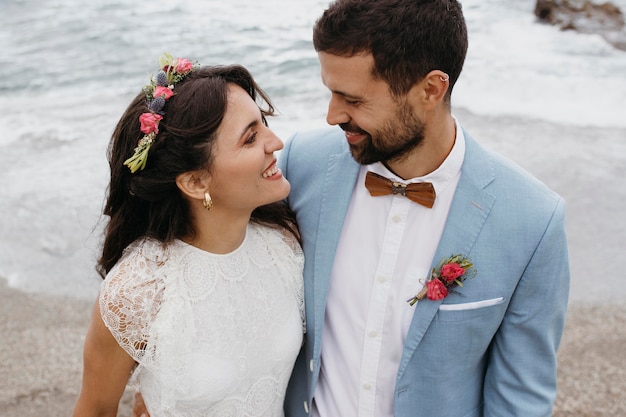 Jovem casal fazendo um casamento na praia