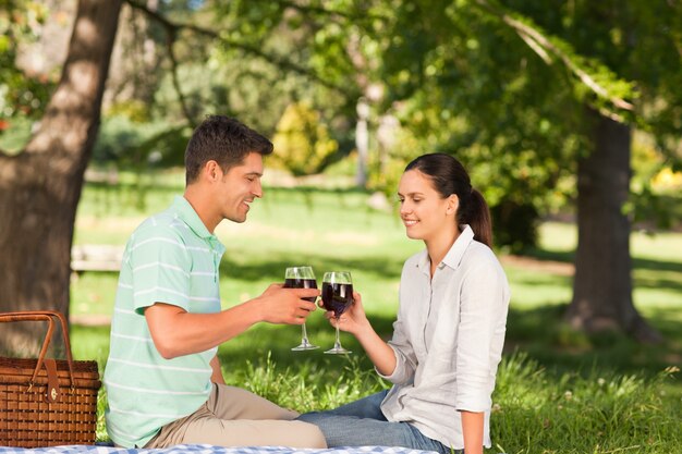 Jovem casal fazendo um piquenique no parque