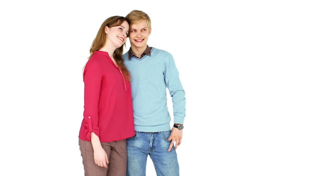 Jovem casal feliz abraçando e sorrindo enquanto olha de lado isolado sobre fundo branco