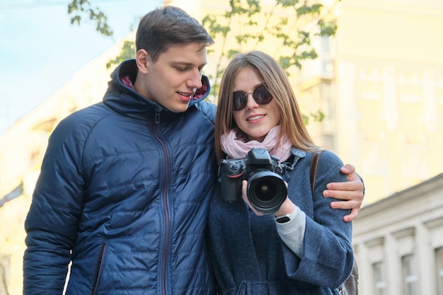 Jovem casal feliz andando pelas ruas da cidade de primavera