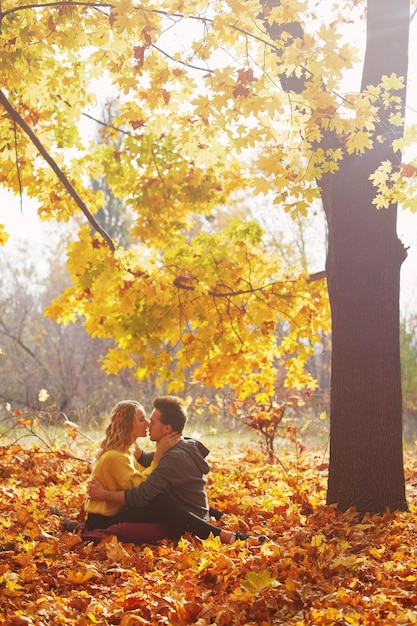 Jovem casal feliz ao ar livre em um lindo dia de outono na floresta