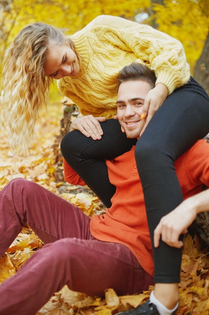 Jovem casal feliz ao ar livre em um lindo dia de outono na floresta