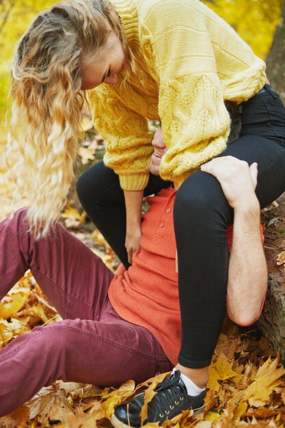 Jovem casal feliz ao ar livre em um lindo dia de outono na floresta