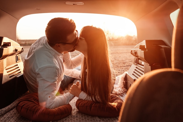 Foto jovem casal feliz aproveitando a viagem