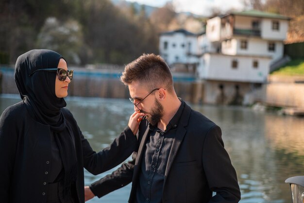 Jovem casal feliz aproveitando as férias de verão