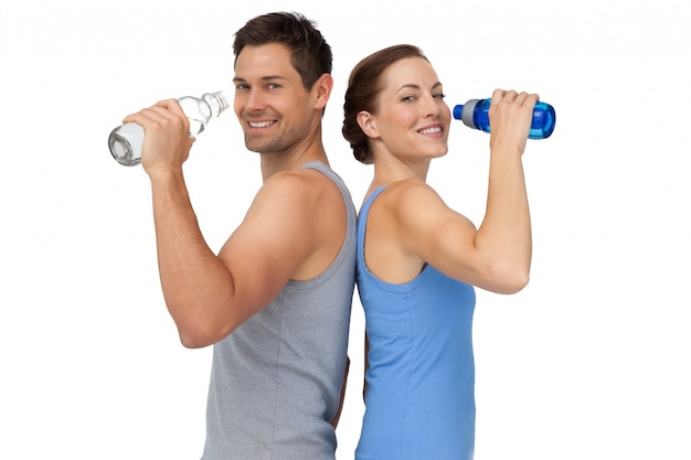 Jovem casal feliz com garrafas de água