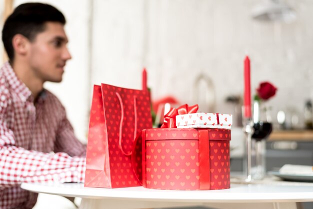 Foto jovem casal feliz comemorando o dia dos namorados com um jantar em casa bebendo vinho, felicidades.