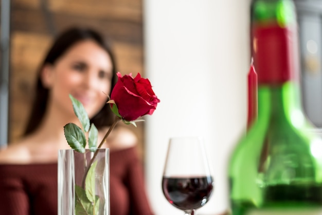 Foto jovem casal feliz comemorando o dia dos namorados com um jantar em casa bebendo vinho, felicidades.