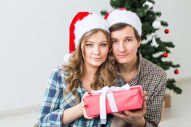 Jovem casal feliz comemorando o Natal em casa.