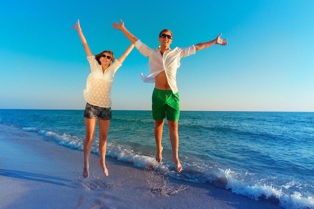 Jovem casal feliz curtindo o mar