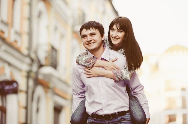 Jovem casal feliz curtindo um ao outro