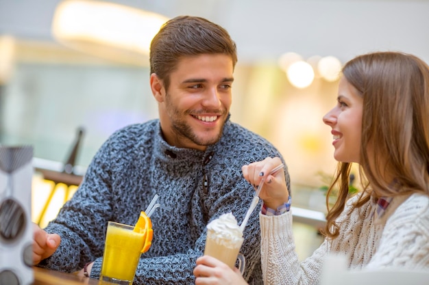 Jovem casal feliz desfrutando no café