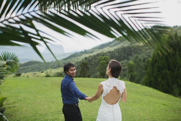 Foto jovem casal feliz em uma ilha tropical com palmeiras