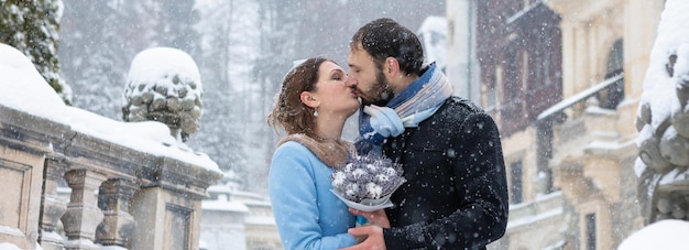 Jovem casal feliz em Winter Park Família ao ar livre no castelo