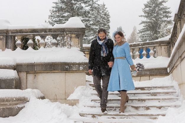 Jovem casal feliz em Winter Park Família ao ar livre no castelo