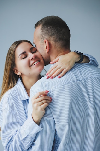 Jovem casal feliz homem e mulher receberam um teste de gravidez positivo e estão se alegrando Teste de gravidez