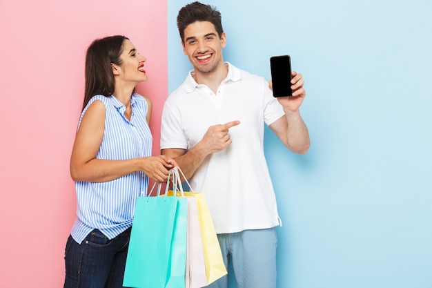 Jovem casal feliz isolado