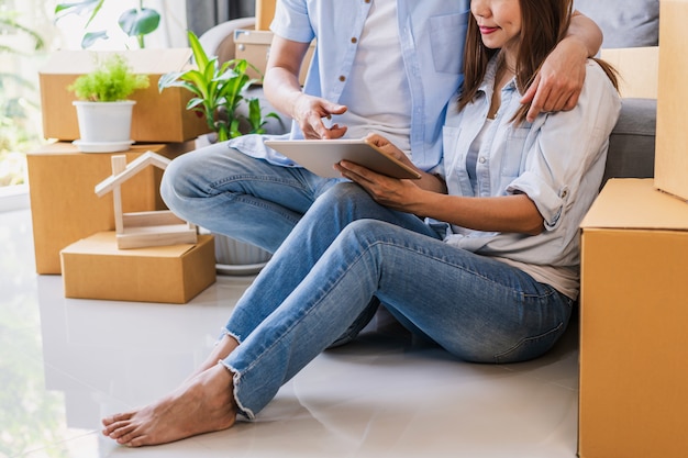 Jovem casal feliz, movendo-se na casa nova