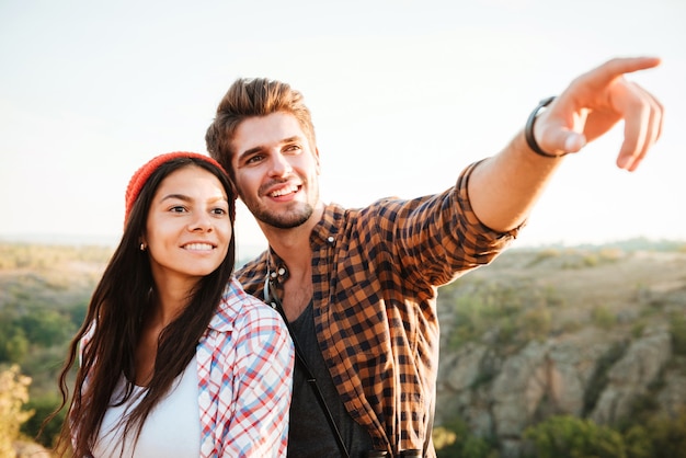 Jovem casal feliz na trilha de caminhada