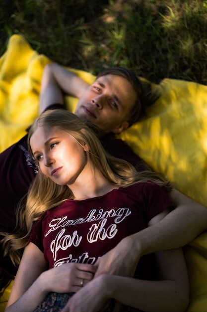 Jovem casal feliz no amor. Abraços, beijos, piquenique.