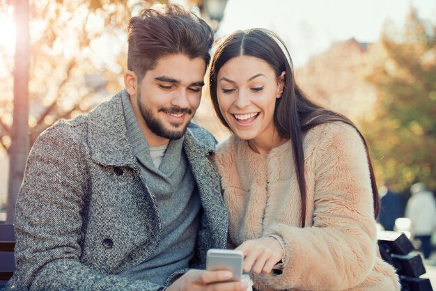 Jovem casal feliz no amor