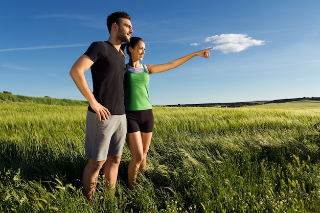 Jovem casal feliz no campo