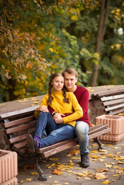 Jovem casal feliz no parque outono