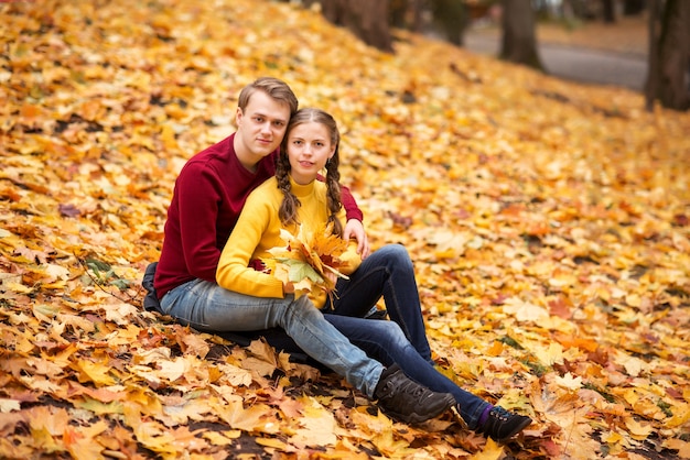 Jovem casal feliz no parque outono