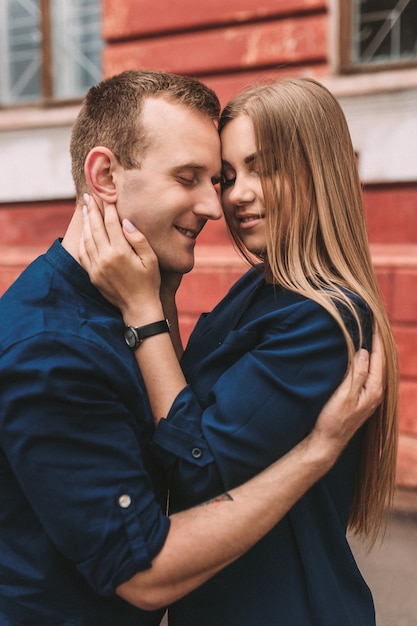 Jovem casal feliz. o conceito de uma família feliz com sentimentos fortes. jovens apaixonados