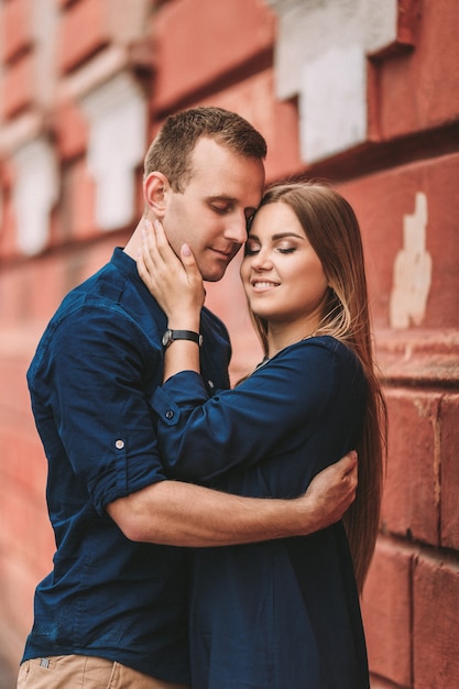 Jovem casal feliz. O conceito de uma família feliz com sentimentos fortes. Jovens apaixonados