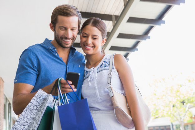 Foto jovem casal feliz olhando para celular