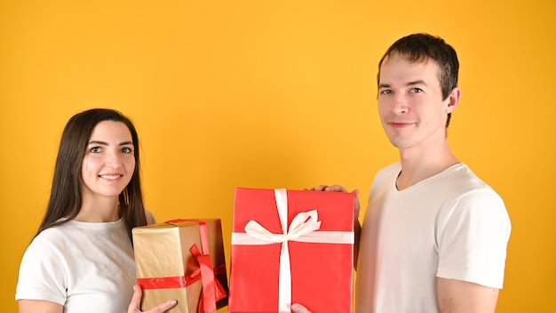 Jovem casal feliz recebeu presentes um do outro em amarelo