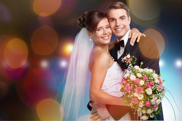 Jovem casal feliz recém-casado com flores
