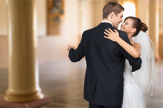 Jovem casal feliz recém-casado dançando sua dança nupcial