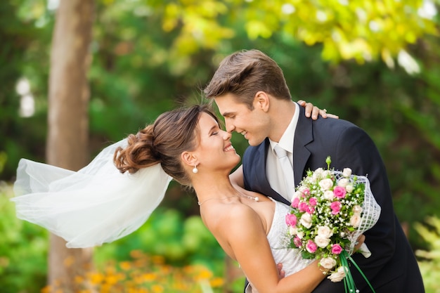 Jovem casal feliz recém-casado