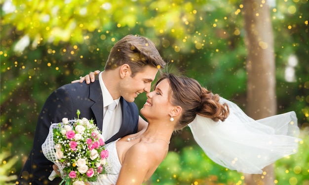 Jovem casal feliz recém-casado