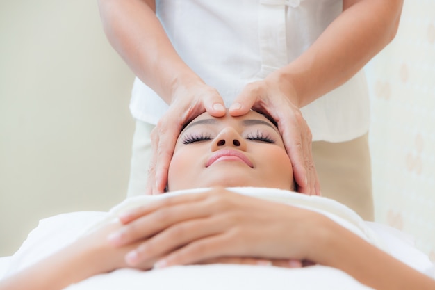 Jovem casal feliz relaxante no salão spa