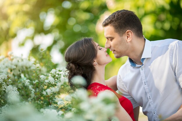 Jovem casal feliz se beijando no parque