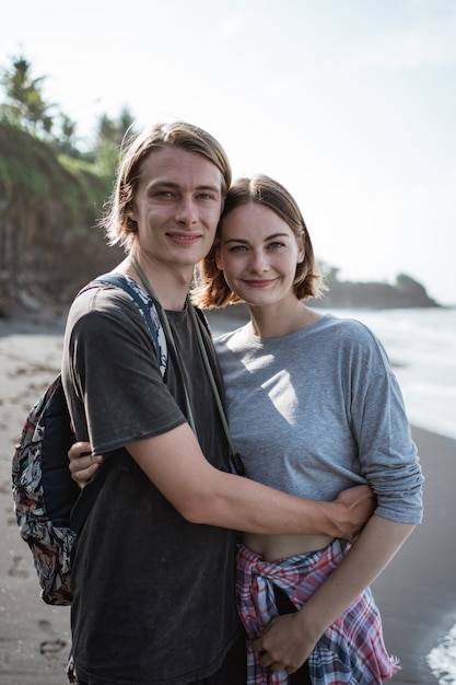 Jovem casal feliz se divertindo na praia