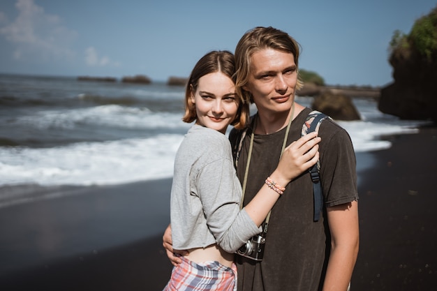 Jovem casal feliz se divertindo na praia